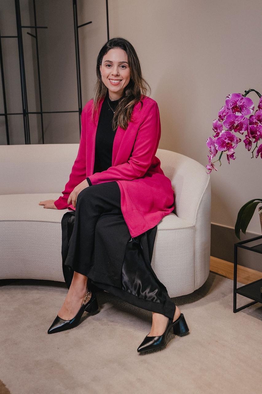 Dra. Gabriela Negrely, cirurgião vascular, em seu consultório