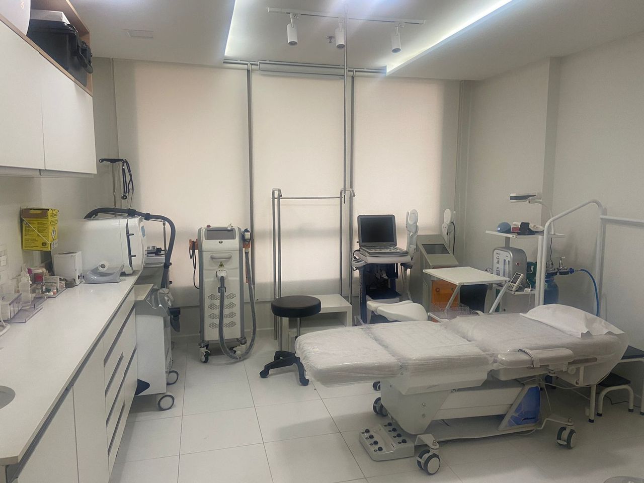 Sala de procedimentos com maca e equipamentos